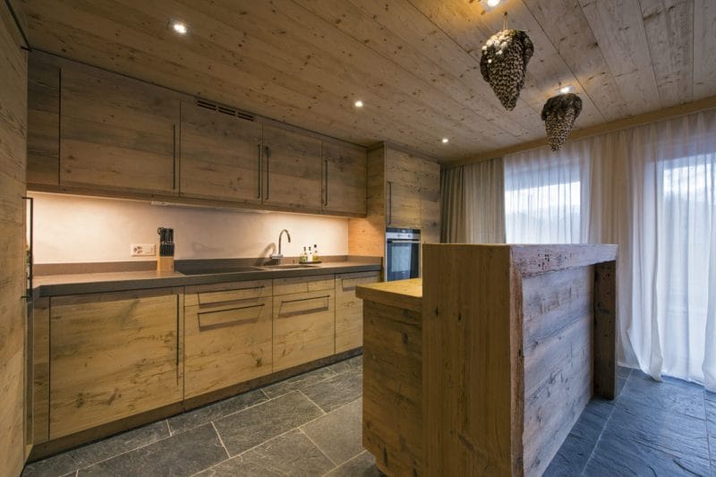 Кухня в стиле шале — фото примеры деревенского шарма в интерьере кухни #22