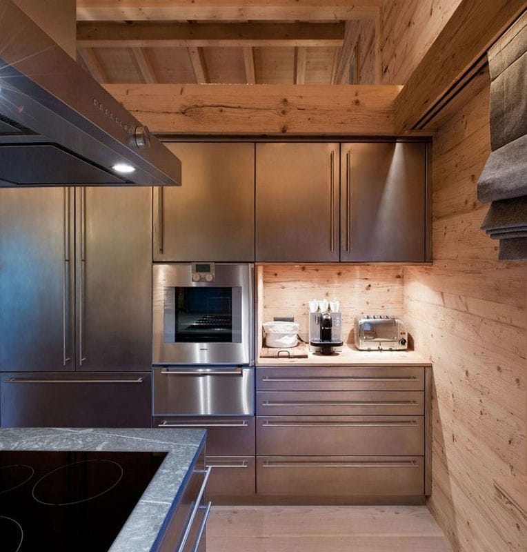 Кухня в стиле шале — фото примеры деревенского шарма в интерьере кухни #29