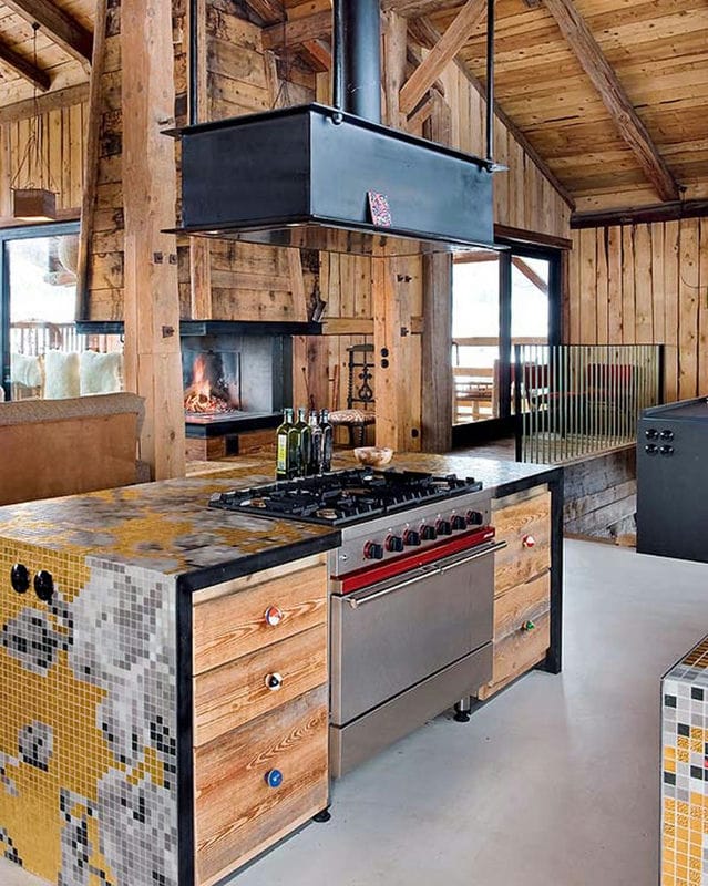 Кухня в стиле шале — фото примеры деревенского шарма в интерьере кухни #32