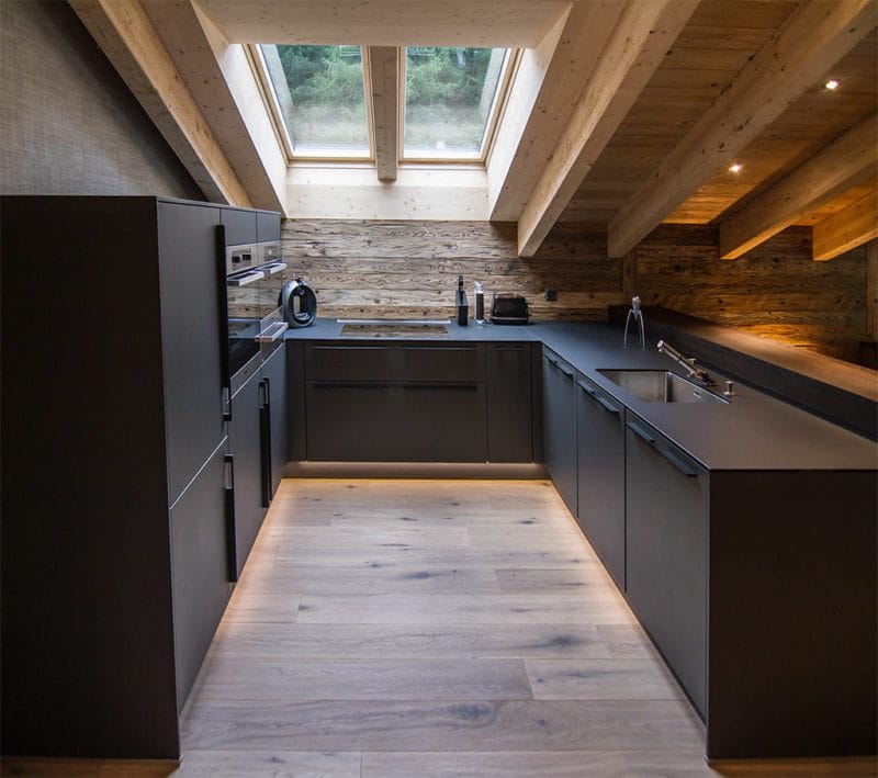 Кухня в стиле шале — фото примеры деревенского шарма в интерьере кухни #33