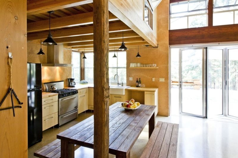 Кухня в стиле шале — фото примеры деревенского шарма в интерьере кухни #35
