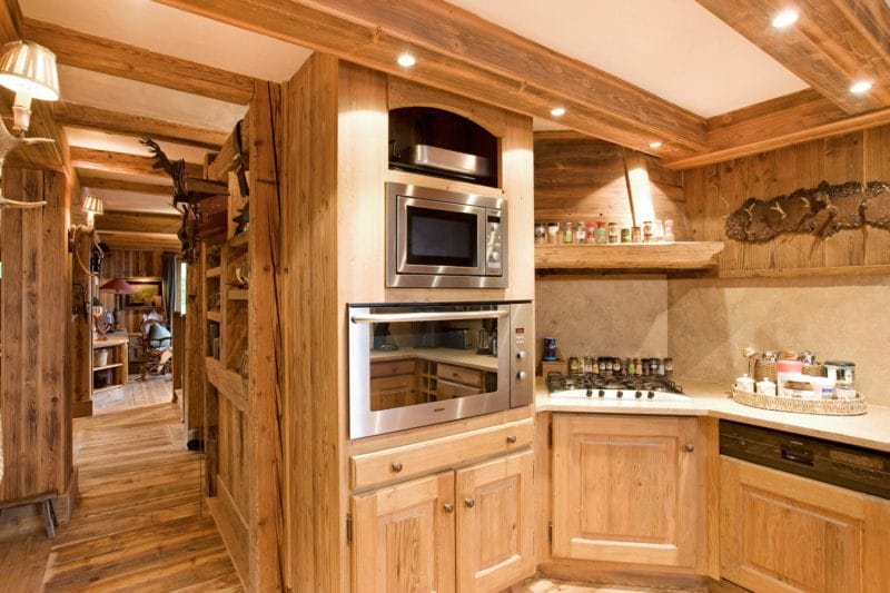 Кухня в стиле шале — фото примеры деревенского шарма в интерьере кухни #48
