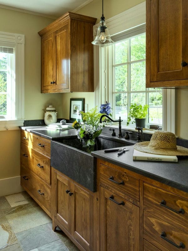 Кухня в стиле шале — фото примеры деревенского шарма в интерьере кухни #13
