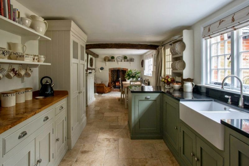 Кухня в стиле шале — фото примеры деревенского шарма в интерьере кухни #55