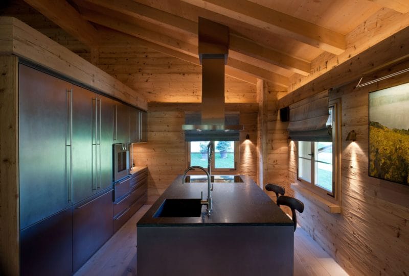 Кухня в стиле шале — фото примеры деревенского шарма в интерьере кухни #56