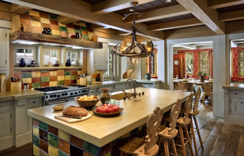 Кухня в стиле шале — фото примеры деревенского шарма в интерьере кухни #60
