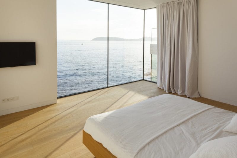 Спальня с двумя окнами: обзор достоинств такой планировки (60 фото) #25