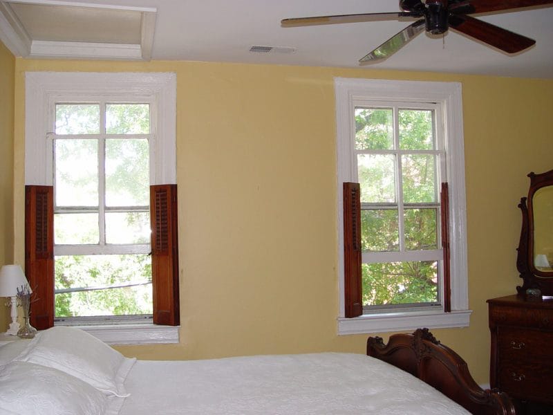 Спальня с двумя окнами: обзор достоинств такой планировки (60 фото) #9