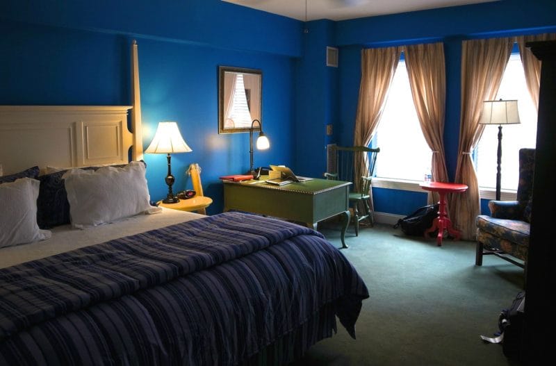 Синяя спальня — особенности оформления спальни в синих тонах на 70 фото #15