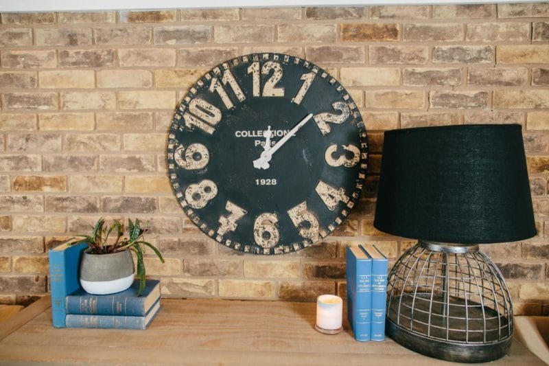 Часы для гостиной — интересный декор для дизайна гостиной (65 фото идей) #35