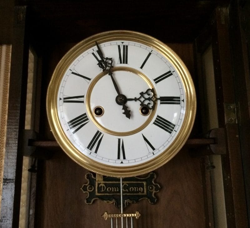 Часы для гостиной — интересный декор для дизайна гостиной (65 фото идей) #58