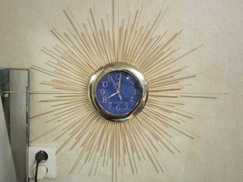 Часы для гостиной — интересный декор для дизайна гостиной (65 фото идей) #60