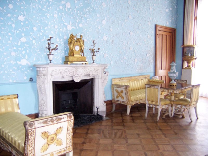 Голубая гостиная — 45 фото идей уютного дизайна с голубыми оттенками #38