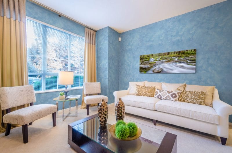 Голубая гостиная — 45 фото идей уютного дизайна с голубыми оттенками #23