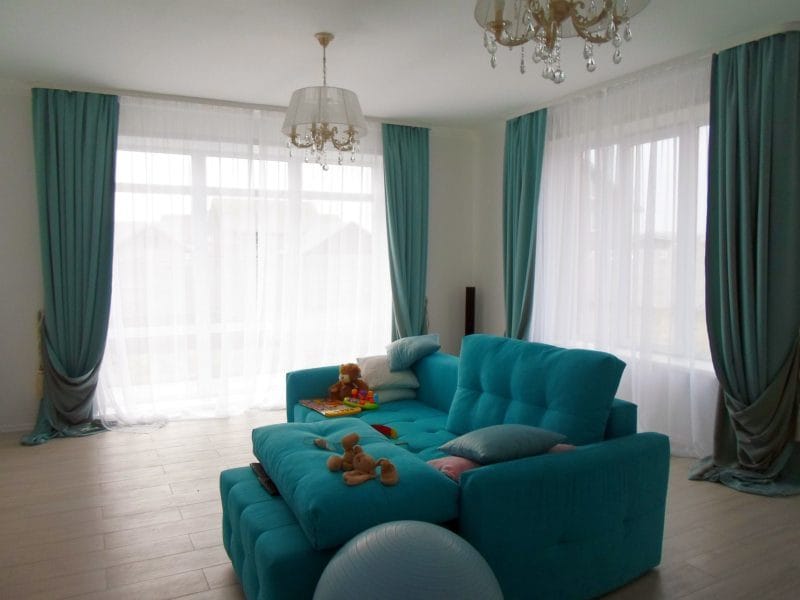 Гостиная бирюзового цвета — фото идей дизайна гостиной в монотонных цветах. #36