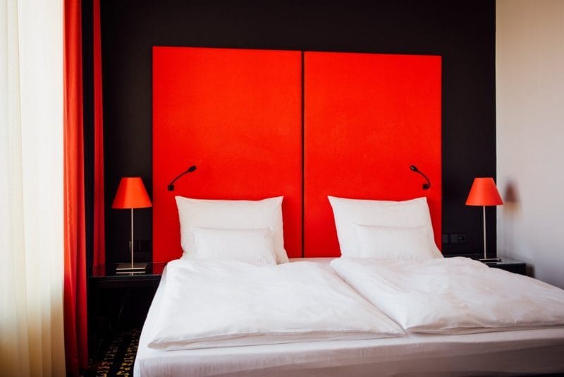 Красная спальня — какой она должна быть? 77 фото вариантов дизайна! #51