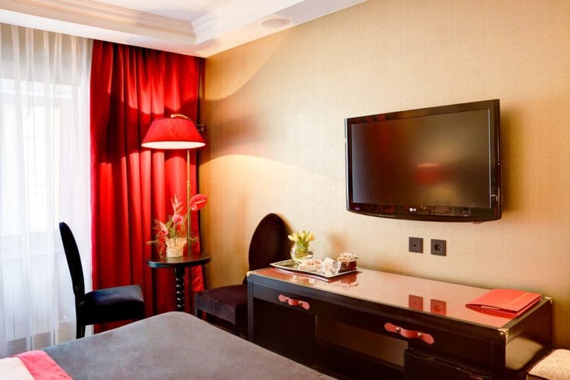 Красная спальня — какой она должна быть? 77 фото вариантов дизайна! #35