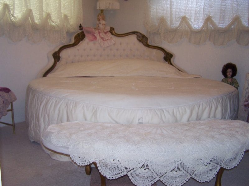 Круглая кровать в спальне — фото красивых моделей в интерьере спальни #40