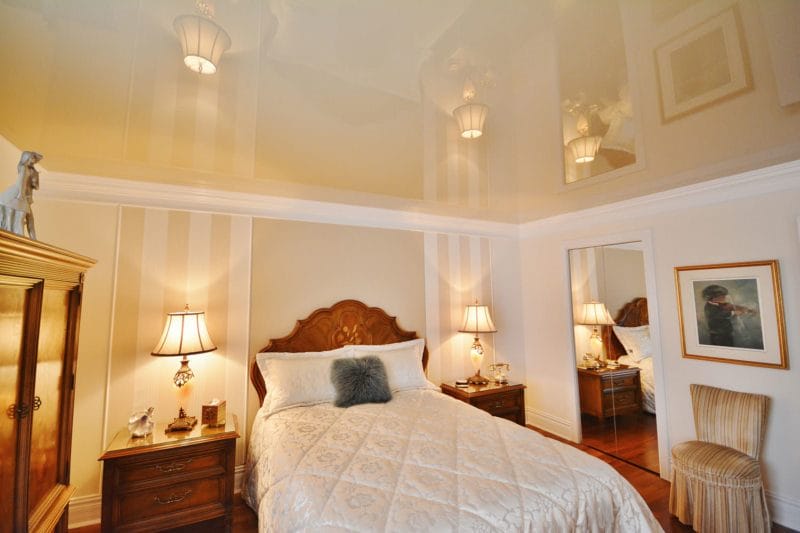 Натяжной потолок в спальне — 80 фото красивых вариантов в интерьере спальни #29