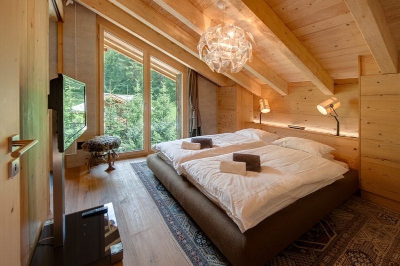 Спальня с двумя окнами: обзор достоинств такой планировки (60 фото) #42