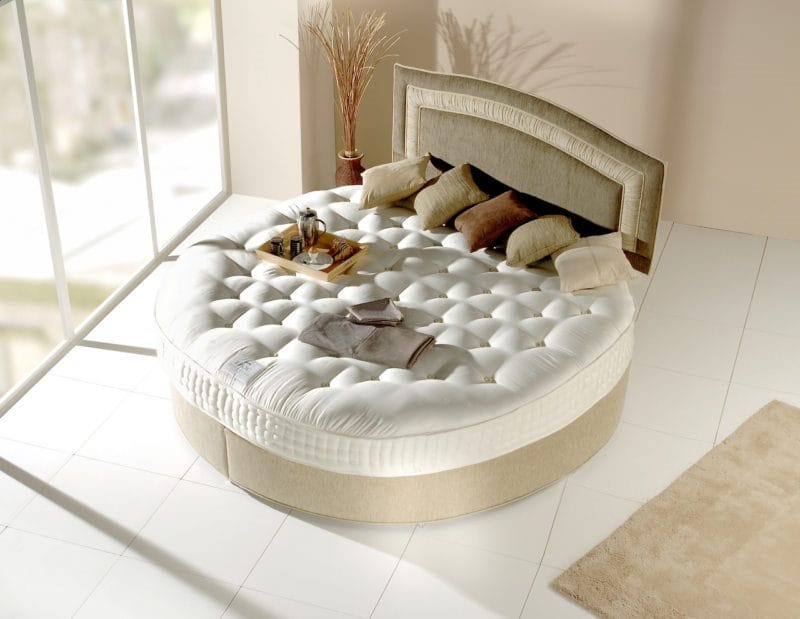 Круглая кровать в спальне — фото красивых моделей в интерьере спальни #17