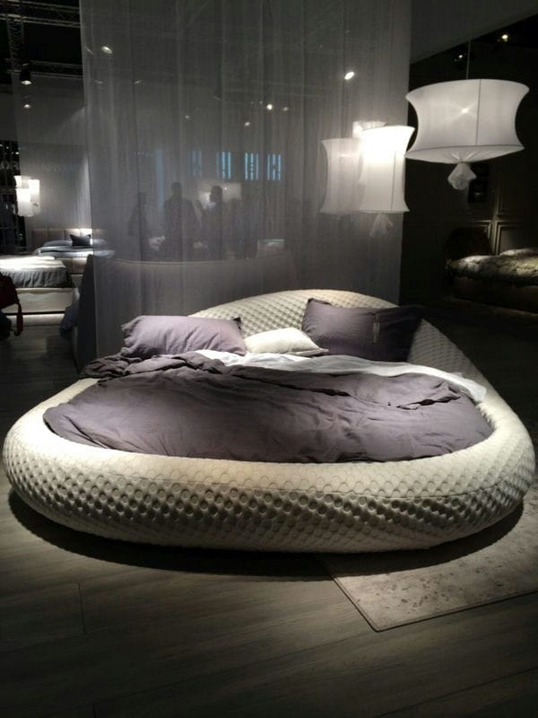 Круглая кровать в спальне — фото красивых моделей в интерьере спальни #55