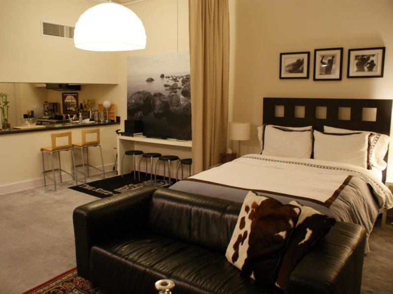 Дизайн гостиной-спальни — как совместить два интерьера? 80 фото необычных идей зонирования. #2