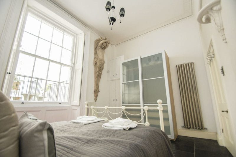 Спальня 10 кв. м. — идеи оформления спальни небольших размеров (100 фото) #10