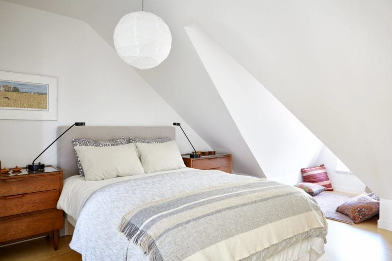 Спальня на мансарде — 70 фото оригинальных идей дизайна. Обзор достоинств такой спальни! #14