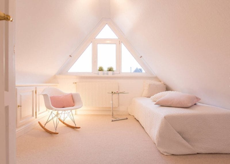 Спальня на мансарде — 70 фото оригинальных идей дизайна. Обзор достоинств такой спальни! #17