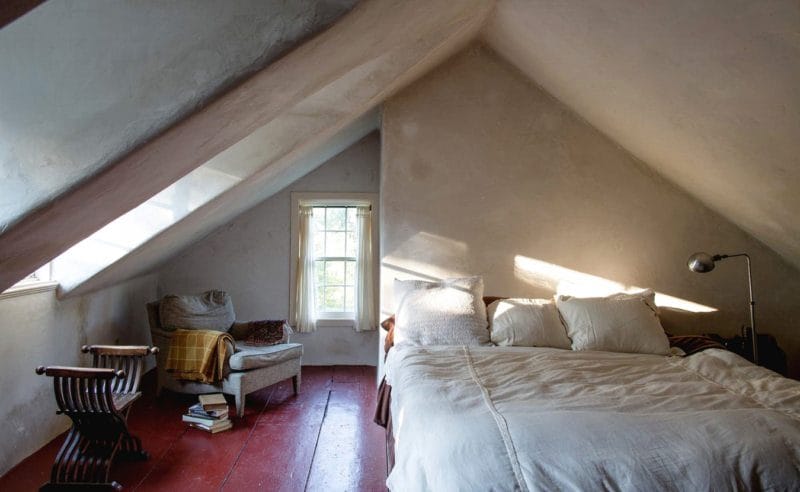 Спальня на мансарде — 70 фото оригинальных идей дизайна. Обзор достоинств такой спальни! #29