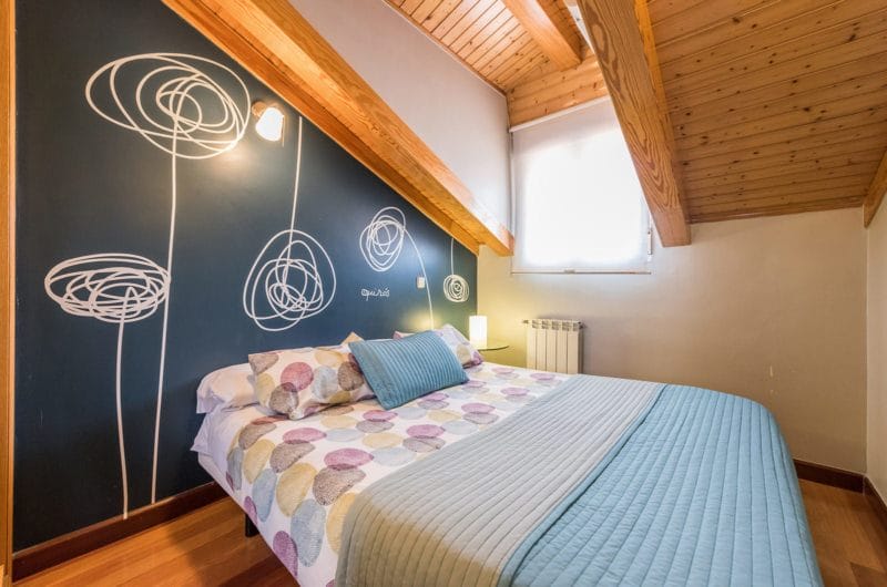 Спальня на мансарде — 70 фото оригинальных идей дизайна. Обзор достоинств такой спальни! #45