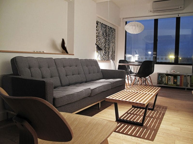Узкая гостиная — 110 фото уютного и функционального дизайна в узкой комнате #38