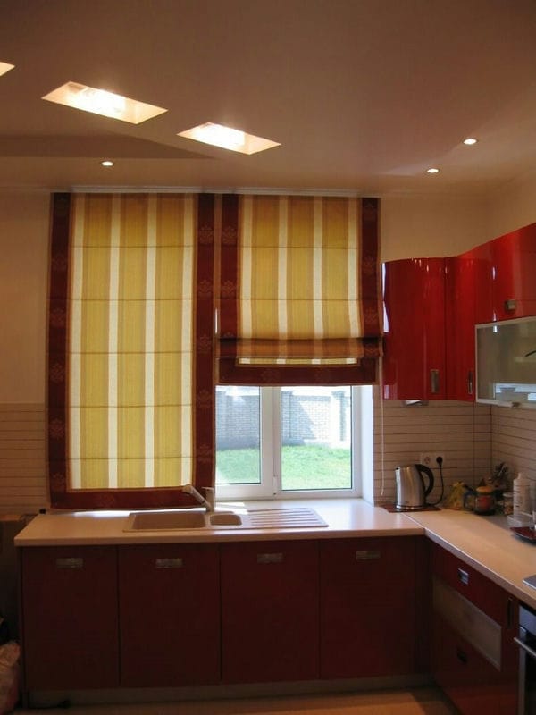Короткие шторы в дизайне кухни (90+ фото) #90