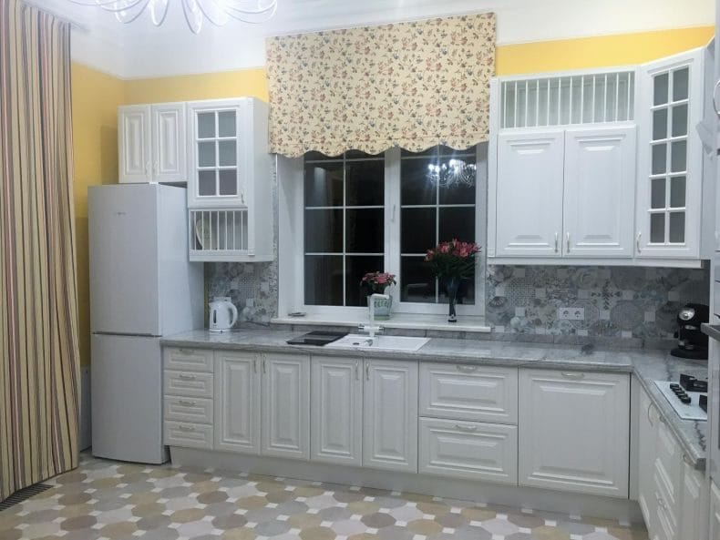 Короткие шторы в дизайне кухни (90+ фото) #6