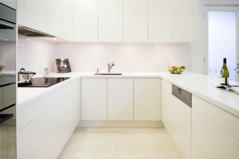 Идеи дизайна кухонь в современных стилях 2022 года (100+ фото) #82