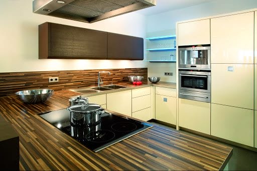 Идеи дизайна кухонь в современных стилях 2022 года (100+ фото) #17