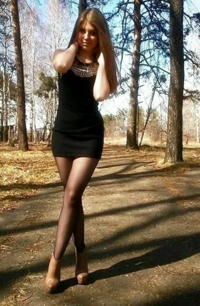 Красивые девушки в юбках мини и коротких платьях: 100 фото #79