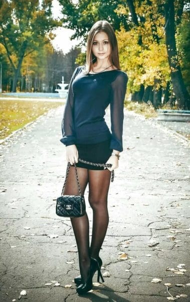 Красивые девушки в юбках мини и коротких платьях: 100 фото #15