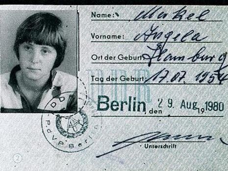 Ангела Меркель в молодости (фото на пляже) #8