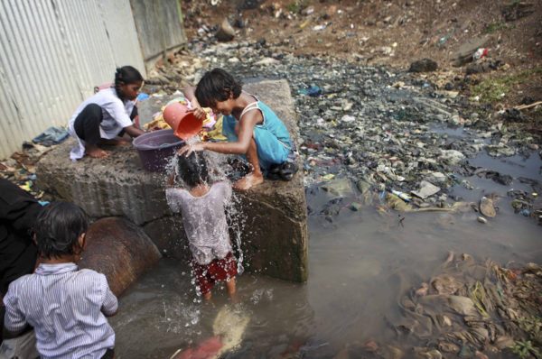 Почему в Индии продолжают пить из самой грязной реки в мире #6
