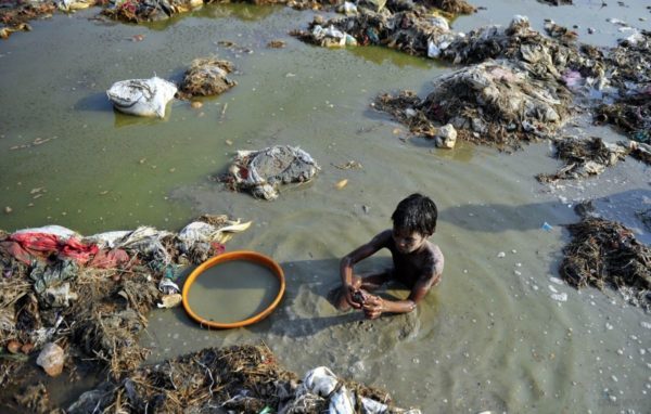Почему в Индии продолжают пить из самой грязной реки в мире #2