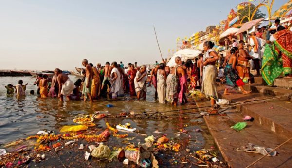Почему в Индии продолжают пить из самой грязной реки в мире #4