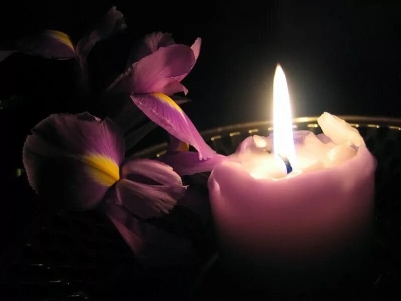 Скорбная свеча картинки. Траурные свечи и цветы. Свеча скорби. Свечка скорбим. Цветы и свечи.