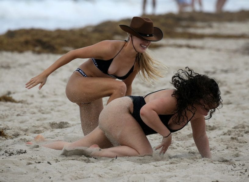 Пляжные девочки: 100 фото с диких пляжей