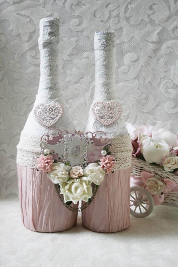 Бело-розовые украшенные бутылки на свадьбу