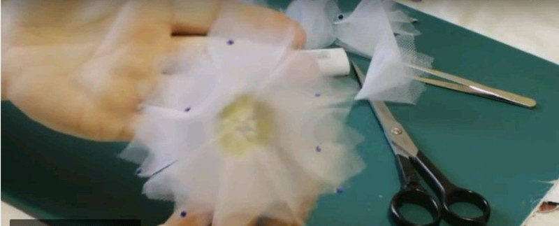 Как вырезать цветок из фатина