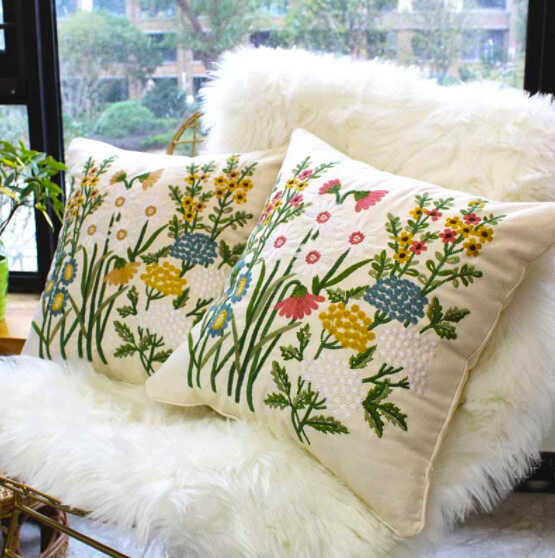Подушки с цветочной вышивкой