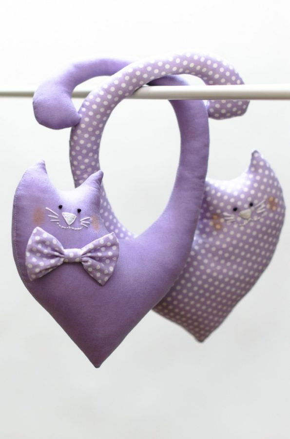 Фиолетовые тканевые коты