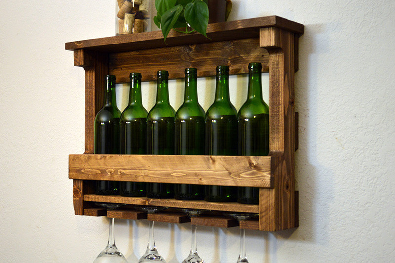 Шкаф для хранения может быть вертикальным, его можно повесить на стену, в нем хранятся стаканы и бутылки